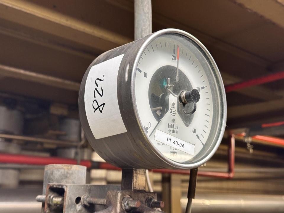 Pressure gauge with inductive limit switch Measuring Gauges