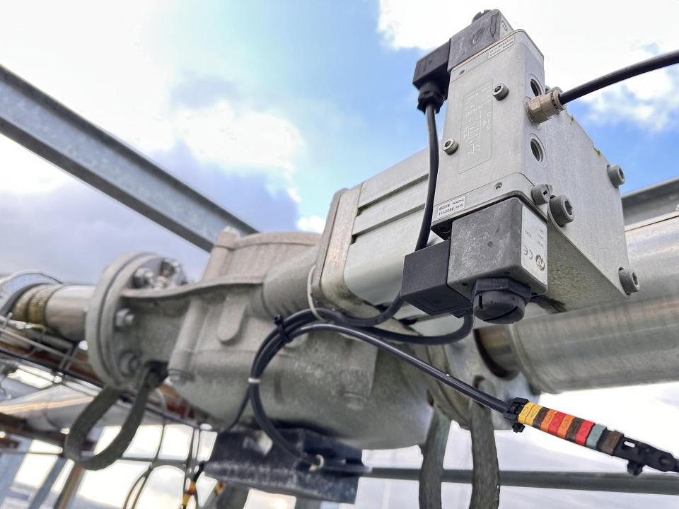 Dual-channel diverter for granulates and powder Various vacuum equipment