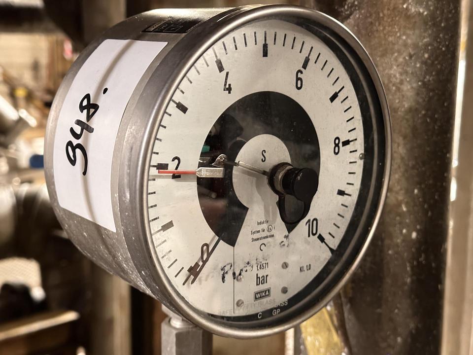 Pressure gauge with inductive limit switch Measuring Gauges
