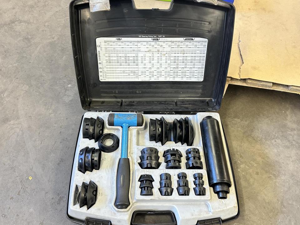 Bearing fitting tool 