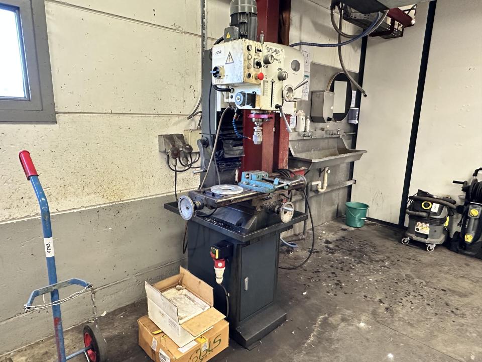 Gear-driven precision milling machine 