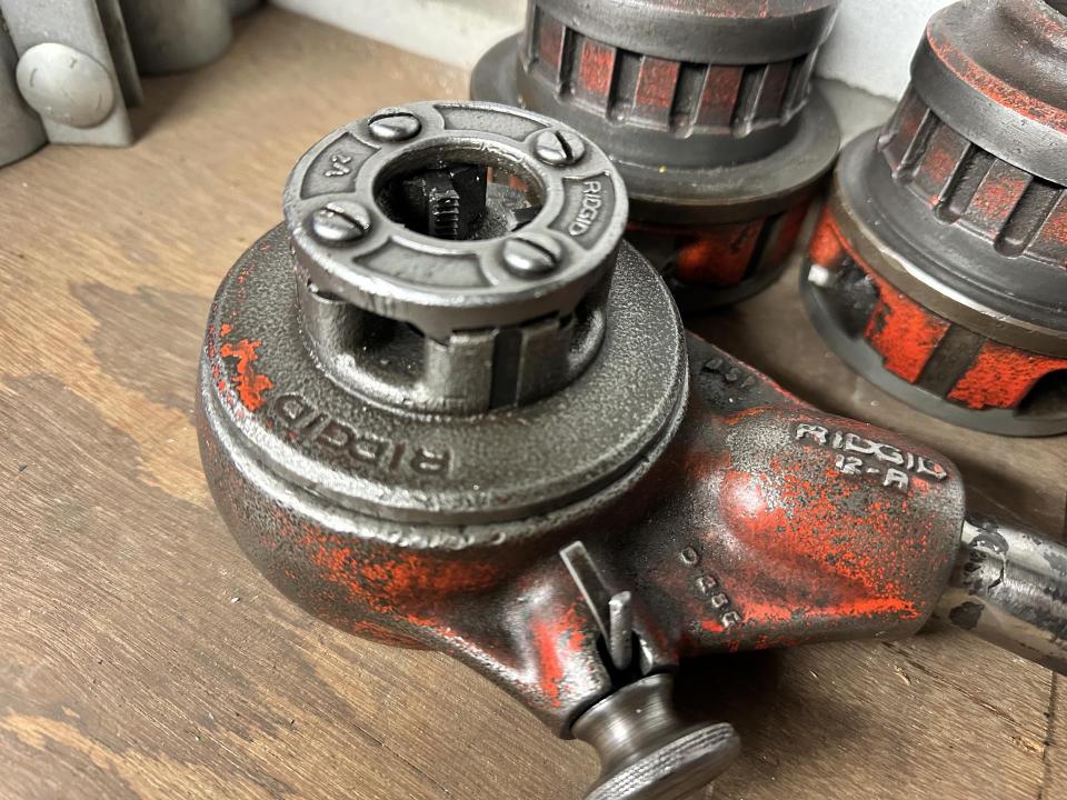 Thread-cutting tool 