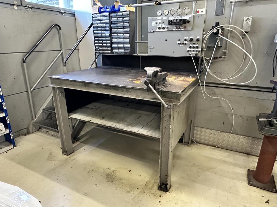 Steel work table with vice  Workshop Inventory