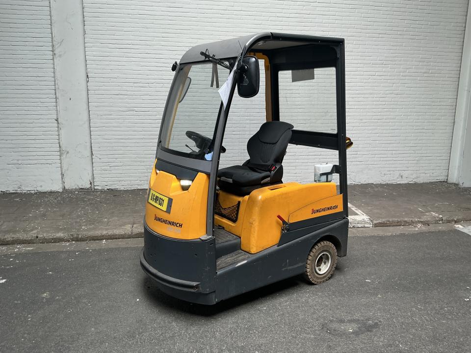 Tow tractor Internal Transportation