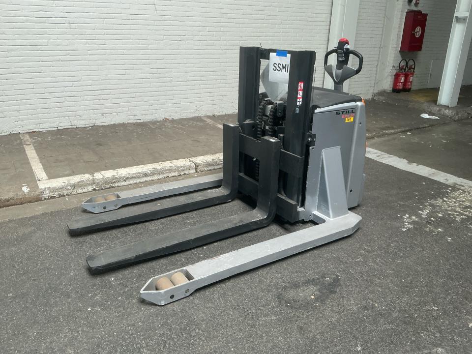 High lift Pallet truck Internal Transportation