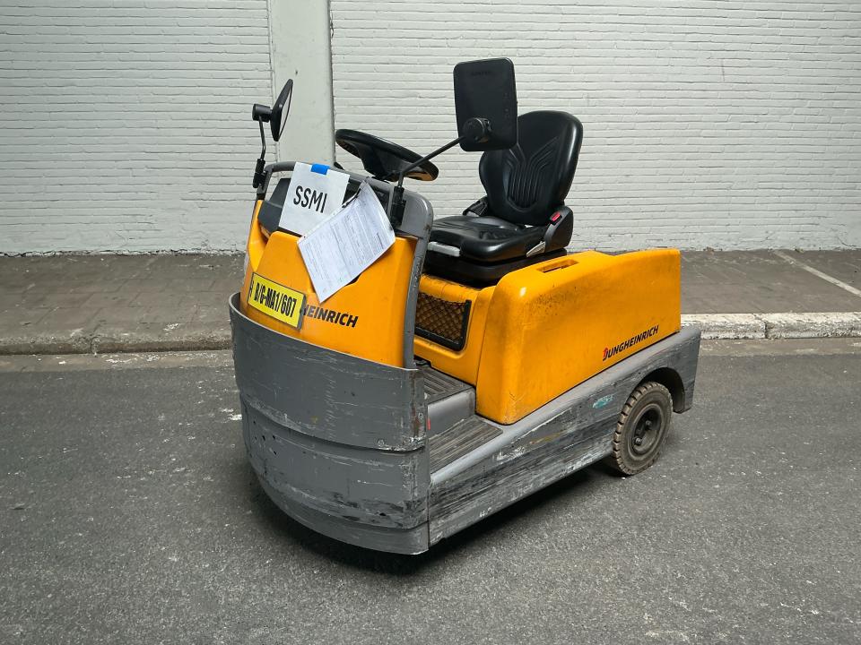 Tow tractor Internal Transportation