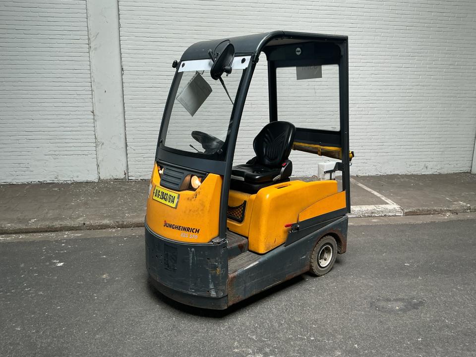 Tow tractor Internal Transportation
