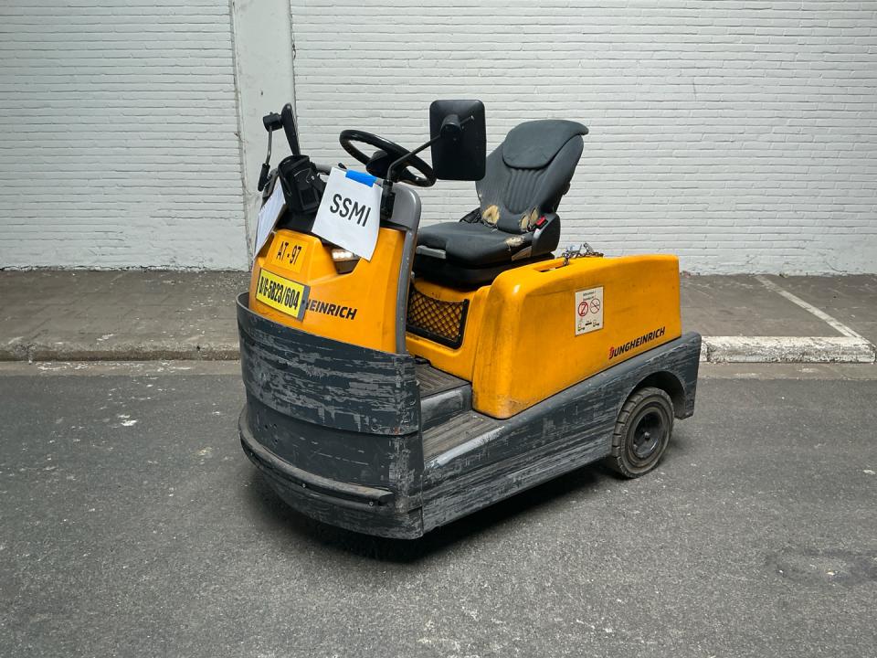 Tow tractor Internal Transportation