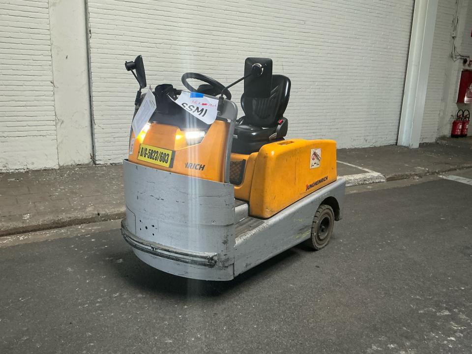 Tow tractor Internal Transportation