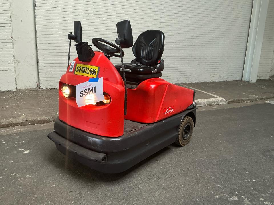 Tow tractor Internal Transportation