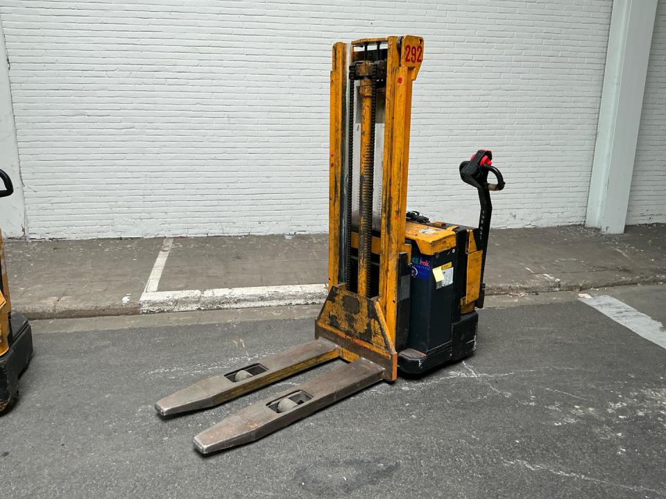 Pallet truck Internal Transportation