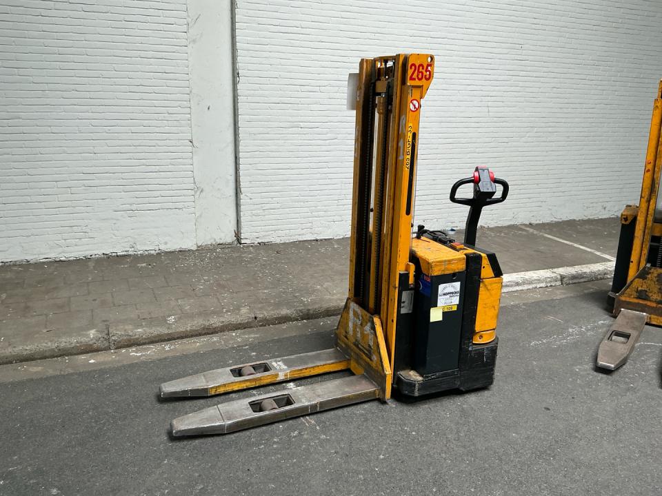 Pallet truck Internal Transportation