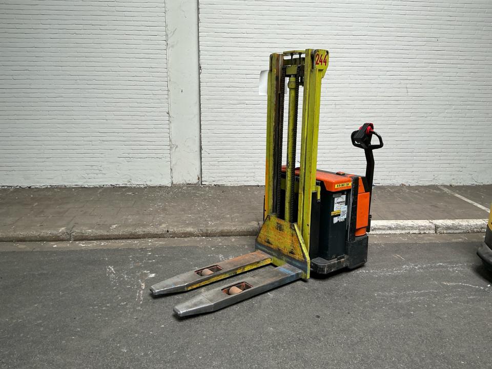 Pallet truck Internal Transportation