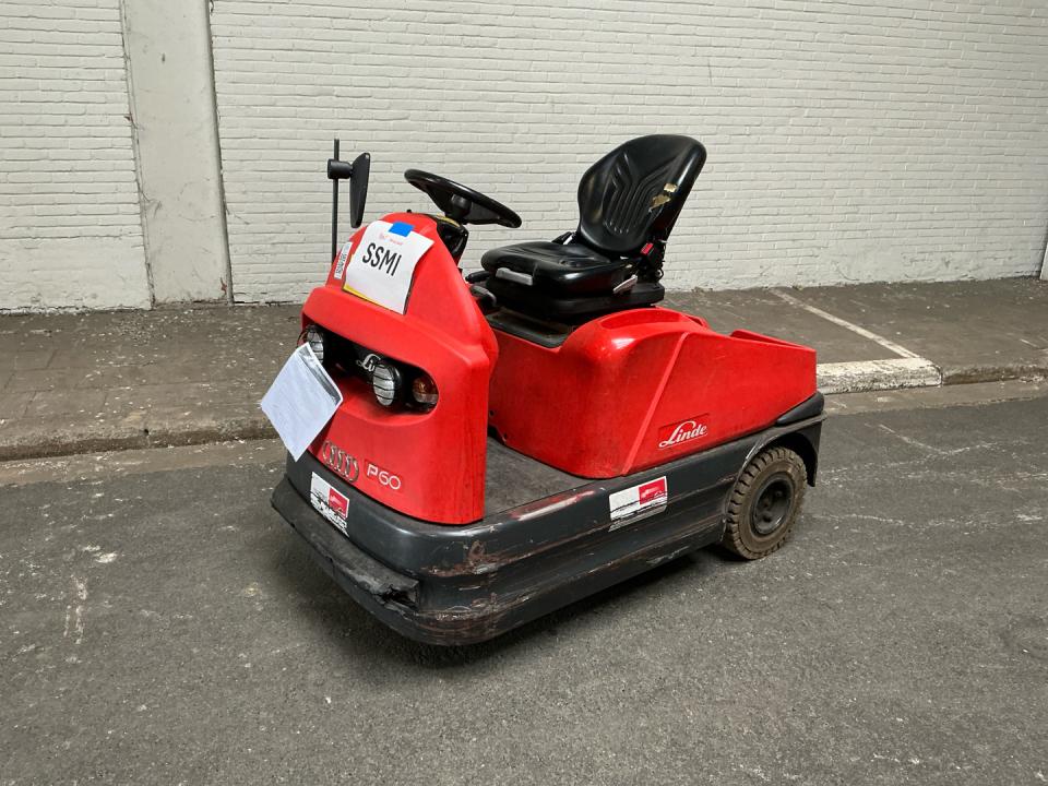 Tow tractor Internal Transportation