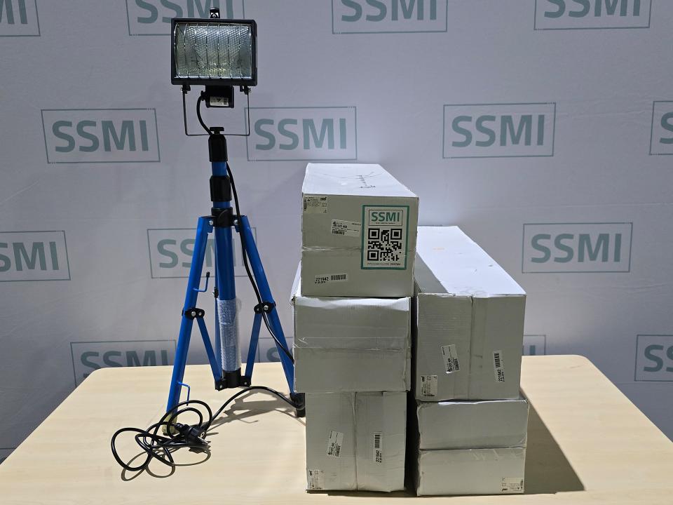 LED floodlight on tripod Contractor materials