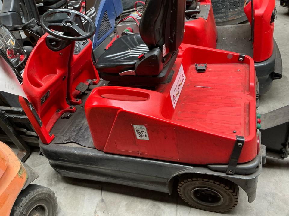 Tow tractor - W4X126B01120 Internal Transportation