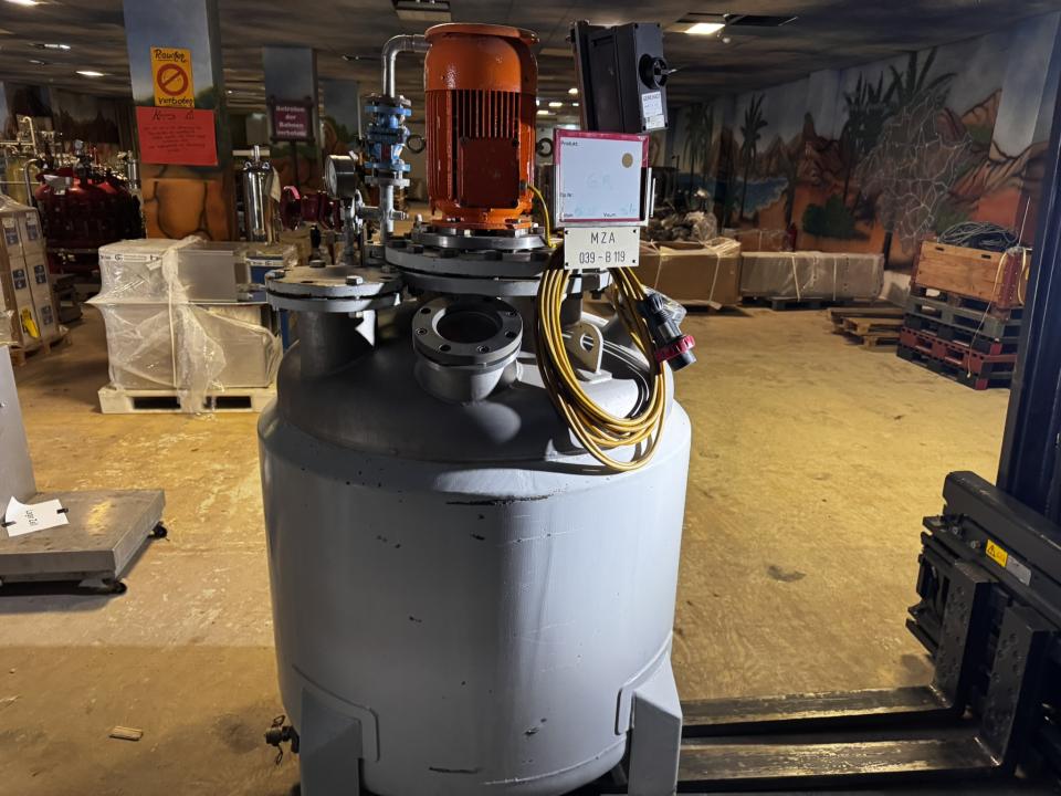 Mobile mixing tank with heating jacket and agitator, steel, 1000 liters. Vertical Storage Mixing Tanks