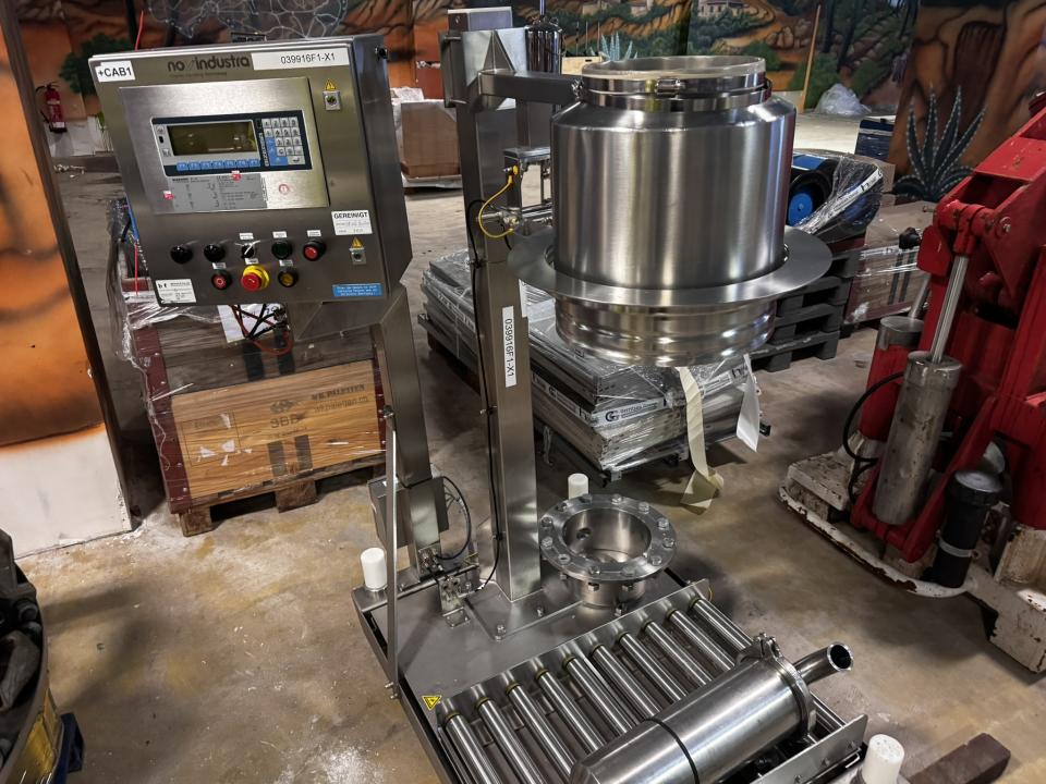 Mobile filling station for powders and granules with integrated scale, control unit and roller conveyor Various pharmaceutical, cosmetic and chemical