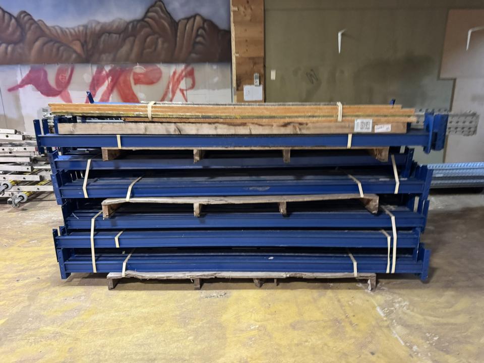 Heavy-duty shelving Pallet Racking