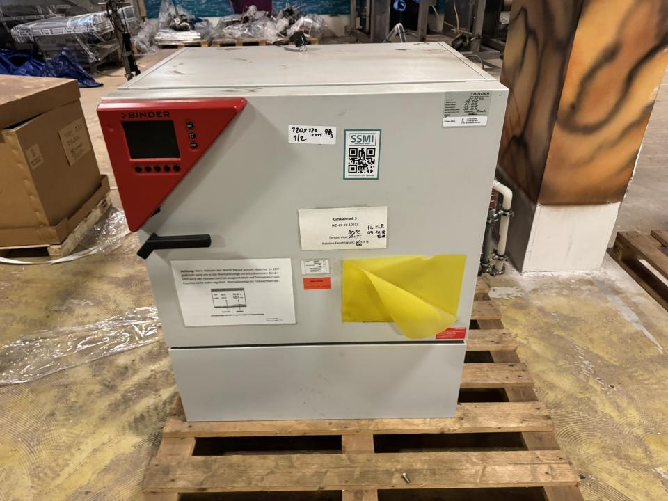 Climate cabinets 2x Various Laboratory Equipment