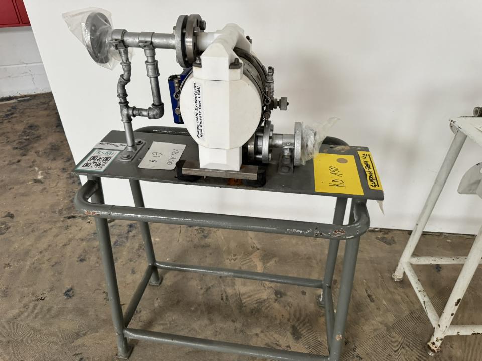 Diaphragm pump, pneumatically controlled, portable, table-mounted Pumps