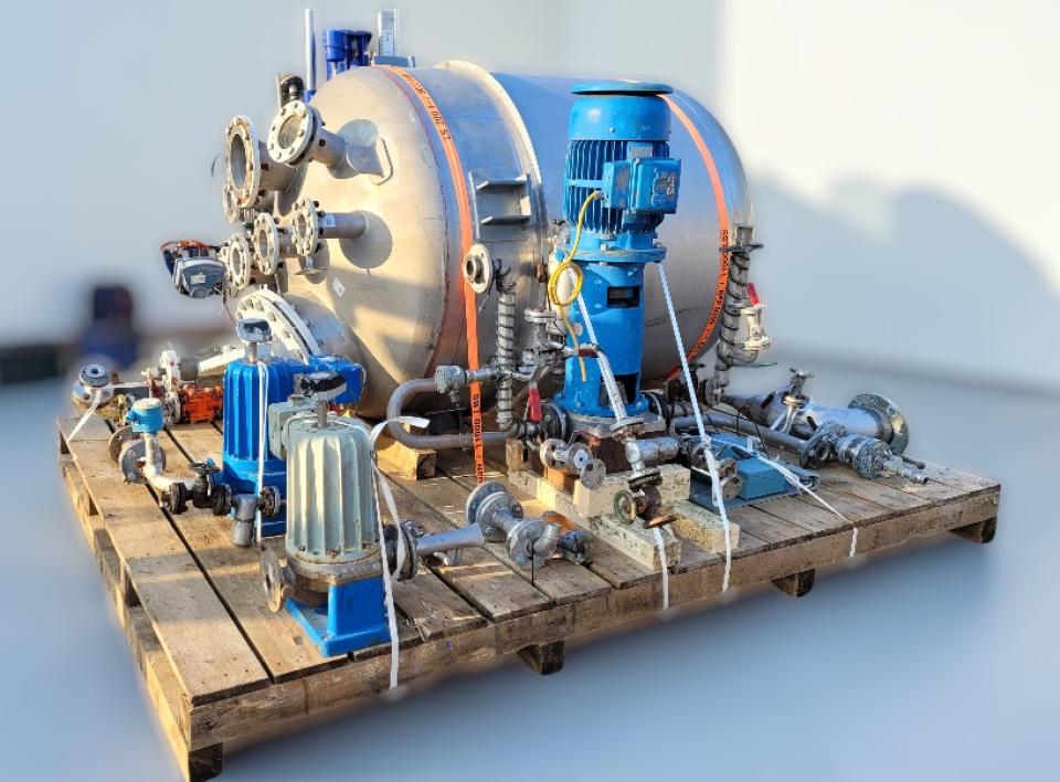 Tank with enigens and parts Vertical Storage Tanks