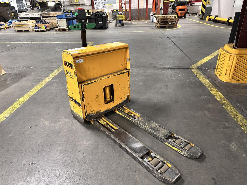 Electric pallet truck Internal Transportation