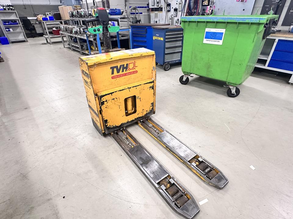 Electric pallet truck image