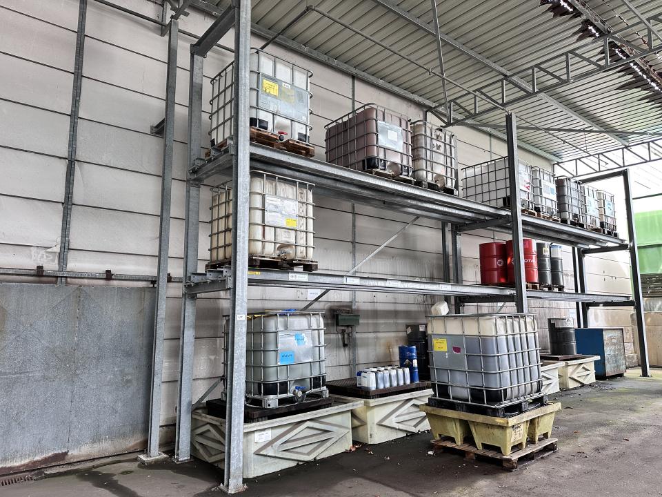 Heavy-duty pallet racking image