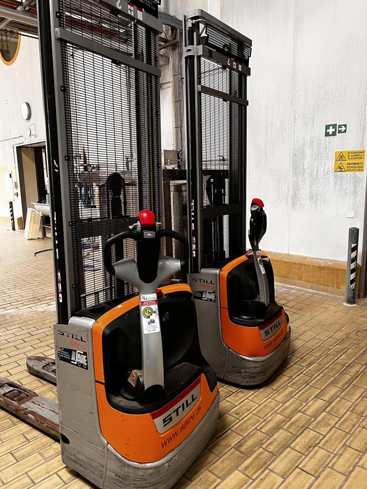 Electric forklift image