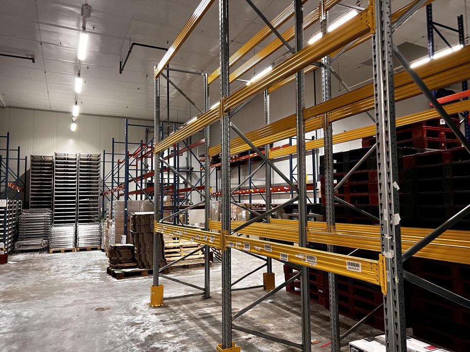 Heavy-duty shelves image