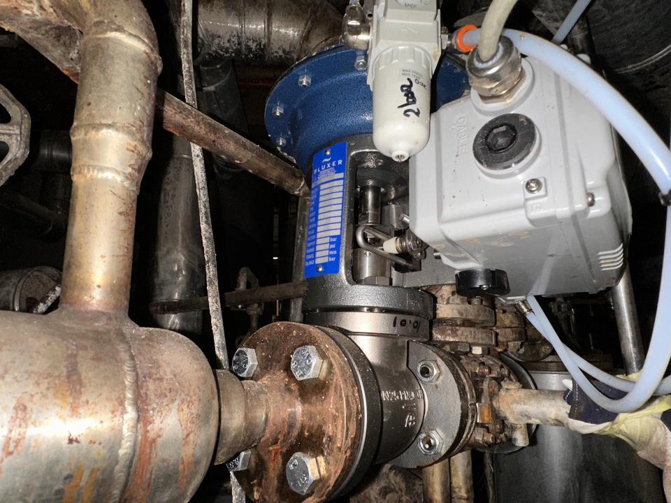 Regulating valve with Smart Positioner from YTC image